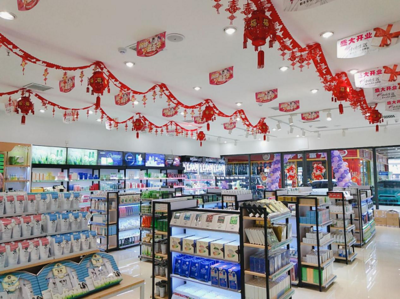 自己開(kāi)店拿貨還是加盟好？小資生活實(shí)力全程幫扶，化妝品批發(fā)更省心